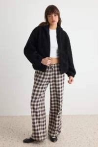 TRENDYOLMİLLA Black Plush Regular/Normal Pattern Hooded Zippered Thick Knitting Cardigan/Sweatshirt - Image 2