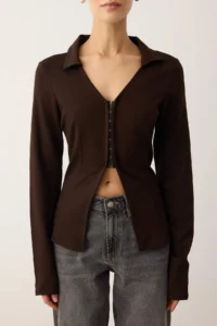 TRENDYOLMİLLA Brown Polo Shirt Collar Agrafli Fitted/Fitting Flexible Knitting Blouse - Image 3