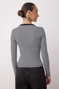 TRENDYOLMİLLA Black Crew Neck buttoned Fitted Flexible Fitted Knitting Blouse - Image 4