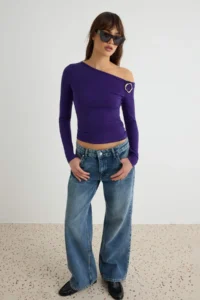 TRENDYOLMİLLA Dark Purple Fitted Low Shoulder Accessory Detailed Asymmetric Collar Flexible Knitting Blouse - Image 2
