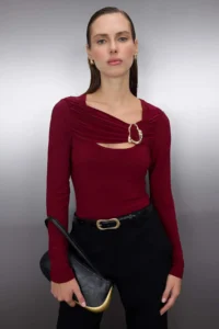 TRENDYOLMİLLA Burgundy Accessory and Cut Out Detailed Flexible Knitting Blouse