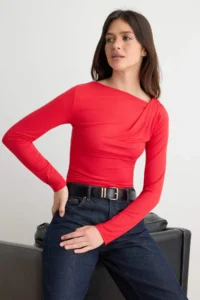TRENDYOLMİLLA Red Fitted Asymmetric Collar Detailed Soft Fabric Flexible Knitting Blouse - Image 3