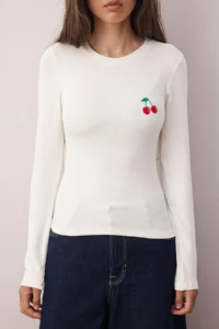 TRENDYOLMİLLA Ecru Fitted Cherry Embroidered Long Sleeve Soft Fabric Flexible Knitting Blouse - Image 3
