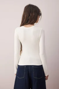TRENDYOLMİLLA Ecru Fitted Cherry Embroidered Long Sleeve Soft Fabric Flexible Knitting Blouse - Image 4