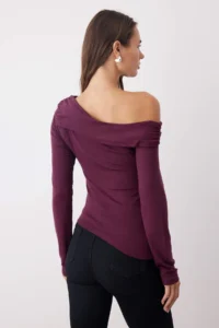TRENDYOLMİLLA Plum Asymmetric Collar Accessory Detailed Fitted Light Omuzlu Knitting Blouse - Image 4