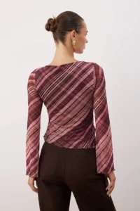 TRENDYOLMİLLA Burgundy Checkered Boat Neck Asymmetric Detailed Fitted Knitting Blouse - Image 4