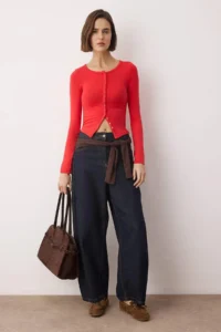 TRENDYOLMİLLA Red Front Full snaps Fitted/Body-Sitting Knitting Blouse - Image 2