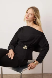 TRENDYOLMİLLA Black Accessory Detailed Drop Shoulder Weaving Blouse - Image 2