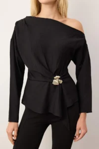 TRENDYOLMİLLA Black Accessory Detailed Drop Shoulder Weaving Blouse - Image 3