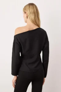 TRENDYOLMİLLA Black Accessory Detailed Drop Shoulder Weaving Blouse - Image 4