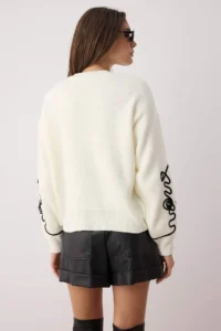 TRENDYOLMİLLA Ecru Oversized/Wide Pattern Sleeve embroidered Knitwear Sweater - Image 4