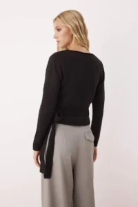 TRENDYOLMİLLA Black Soft textured Short/Crop Double breasted Baglama Knitwear Sweater - Image 4