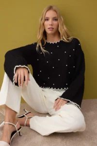 TRENDYOLMİLLA Black Wide Pattern Short/Crop Pearl Detailed Knitwear Sweater - Image 2