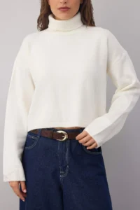 TRENDYOLMİLLA Wardrobe Essentials Ecru Wide Pattern Soft textured Crop/Short Knitwear Sweater - Image 3