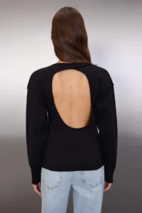 TRENDYOLMİLLA Black Premium Thread/Special Thread Back Low-cut Detailed Knitwear Sweater - Image 3