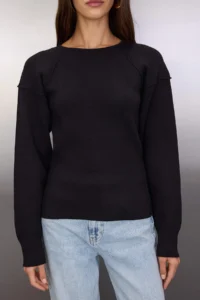 TRENDYOLMİLLA Black Premium Thread/Special Thread Back Low-cut Detailed Knitwear Sweater - Image 4