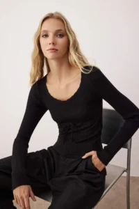 TRENDYOLMİLLA Black Premium Thread/Special Thread Knitwear Sweater - Image 2