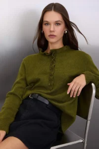 TRENDYOLMİLLA Khaki Collar Detailed Soft textured Knitwear Sweater
