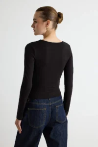 TRENDYOLMİLLA Black Plain Fitted Crew Neck Accessory Detailed Viscose Rib Knitting Blouse - Image 4