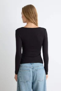 TRENDYOLMİLLA Black Plain Fitted V-neck buttoned Viscose Rib Knitting Blouse - Image 4