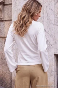 TRENDYOLMİLLA Ecru Plain Fitted V-neck Spanish Arm Crop/Short Cotton Flexible Knitting Blouse - Image 4