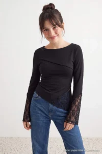 TRENDYOLMİLLA Black Plain Fitted Boat Neck Spanish Arm Lace Detailed Soft Flexible Knitting Blouse - Image 2