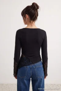 TRENDYOLMİLLA Black Plain Fitted Boat Neck Spanish Arm Lace Detailed Soft Flexible Knitting Blouse - Image 4