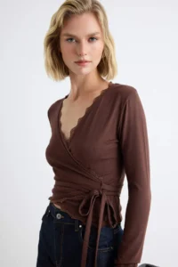 TRENDYOLMİLLA Brown Plain Fitted Double breasted Lace Detailed Crop Soft Knitting Blouse - Image 2