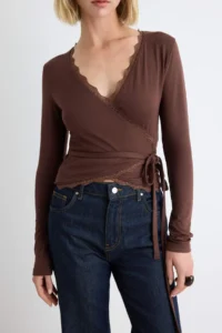 TRENDYOLMİLLA Brown Plain Fitted Double breasted Lace Detailed Crop Soft Knitting Blouse - Image 3
