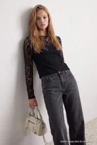 TRENDYOLMİLLA Black Plain Fitted Crew Neck Lace Knitting Blouse - Image 4