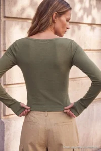 TRENDYOLMİLLA Khaki Plain Fitted Cowl Neck snaps Crop Viscose Rib Knitting Blouse - Image 3