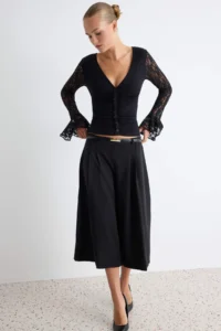 TRENDYOLMİLLA Black Plain Fitted V-neck Lace Detailed Fitted Viscose Rib Knitting Blouse - Image 2