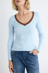 TRENDYOLMİLLA Light BLUE Plain Fitted V-neck Color Blocked Camisole Knitting Blouse - Image 3