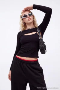 TRENDYOLMİLLA Black Plain Fitted Bolero Accessory Detailed Lycra Jersey Double Layer Knitting Blouse - Image 4