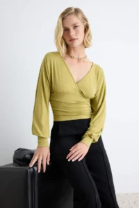 TRENDYOLMİLLA Oil Green Plain Fitted V-neck Balloon Sleeve Waisted Knitting Blouse