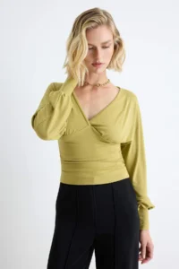 TRENDYOLMİLLA Oil Green Plain Fitted V-neck Balloon Sleeve Waisted Knitting Blouse - Image 2