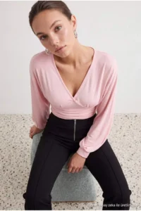 TRENDYOLMİLLA Powder PINK Plain Fitted V-neck Balloon Sleeve Soft Knitting Blouse - Image 4