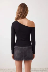 TRENDYOLMİLLA Black Plain Fitted Asymmetric Collar Button Detailed Cotton Rib Knitting Blouse - Image 3
