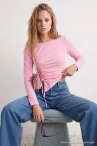 TRENDYOLMİLLA Light PINK Plain Fitted Crew Neck Shirred Crop Viscose Rib Knitting Blouse - Image 3