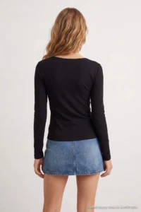 TRENDYOLMİLLA Black Fitted Keyhole Collar Viscose Rib Knitting Blouse - Image 4