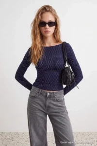 TRENDYOLMİLLA NAVY BLUE Polka Dot Fitted Boat Neck Lycra Combed cotton single jersey Knitting Blouse - Image 3