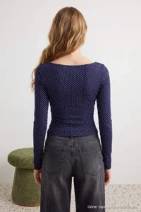 TRENDYOLMİLLA NAVY BLUE Polka Dot Fitted Boat Neck Lycra Combed cotton single jersey Knitting Blouse - Image 4