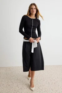 TRENDYOLMİLLA Black Plain Fitted Crew Neck Knitwear Banded buttoned Camisole Knitting Blouse - Image 2