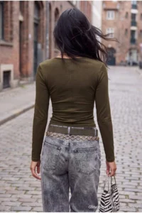 TRENDYOLMİLLA Khaki Fitted/Fitted Keyhole Collar Crop/Short Soft Knitting Blouse - Image 4