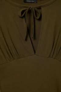 TRENDYOLMİLLA Khaki Fitted/Fitted Keyhole Collar Crop/Short Soft Knitting Blouse - Image 7