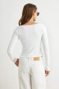 TRENDYOLMİLLA Ecru Plain Fitted Wacky Collar buttoned Cotton Camisole Blouse - Image 4