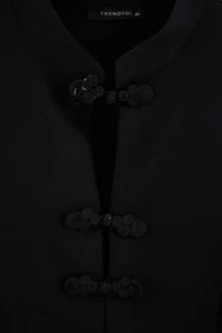 TRENDYOLMİLLA Black Accessory Kapama Detailed DokumaBluz - Image 5