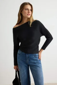 TRENDYOLMİLLA Black Soft textured Fitted/Bluzan Knitwear Sweater - Image 2