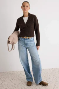 TRENDYOLMİLLA Brown V-neck Crop Soft textured Knitwear Sweater - Image 2