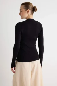 TRENDYOLMİLLA Black V-neck Double breasted Kapama Knitwear Sweater - Image 4